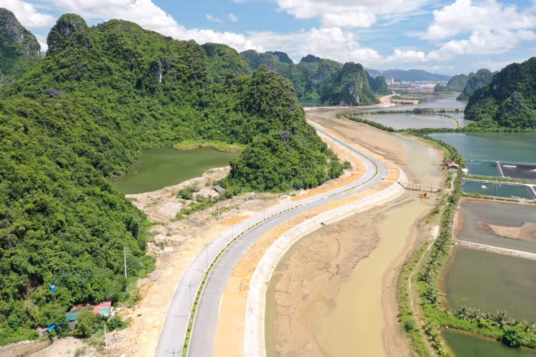 Tuyen duong bao bien Ha Long - Cam Pha chay dua voi Tet Quy Mao-Hinh-8