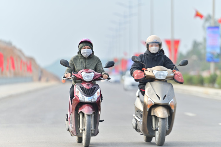 Tuyen duong bao bien Ha Long - Cam Pha chay dua voi Tet Quy Mao-Hinh-5