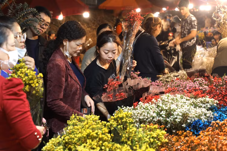 Trai nghiem cho hoa dem lon nhat Ha Noi ngay cuoi nam-Hinh-3