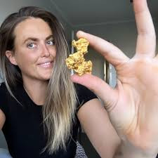 Dao duoc cuc vang 3,3 ty dong, co gai mung suyt ngat-Hinh-7