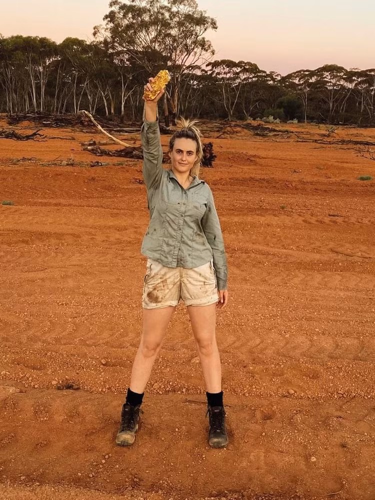 Dao duoc cuc vang 3,3 ty dong, co gai mung suyt ngat-Hinh-6