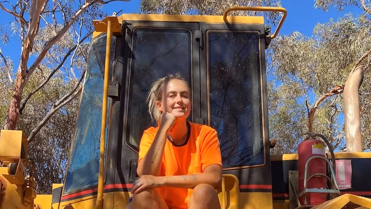 Dao duoc cuc vang 3,3 ty dong, co gai mung suyt ngat-Hinh-3