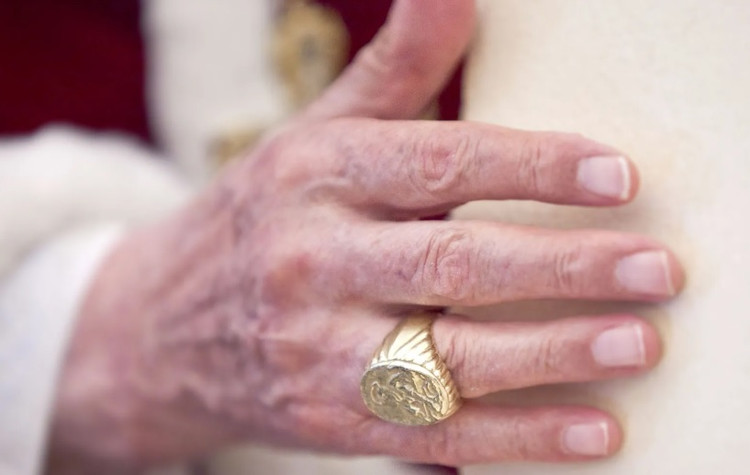 Vi sao nhan quyen luc bi pha huy sau khi Giao hoang Francis mat?