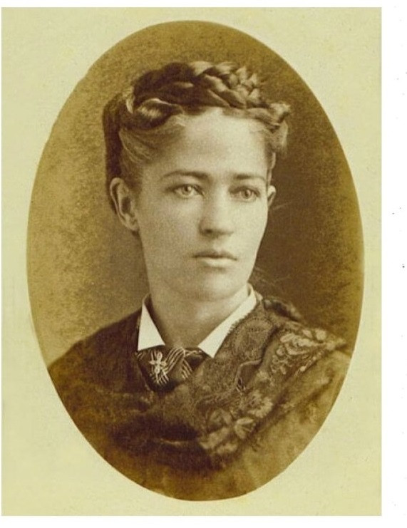 Vo bat dia nhieu, nguoi phu nu tu sang che may rua bat