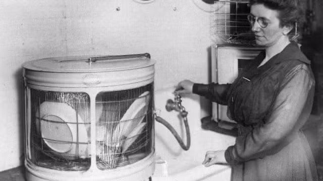 Vo bat dia nhieu, nguoi phu nu tu sang che may rua bat-Hinh-7