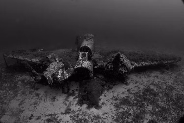 Tho lan phat hien xac may bay nem bom cua quan Dong minh