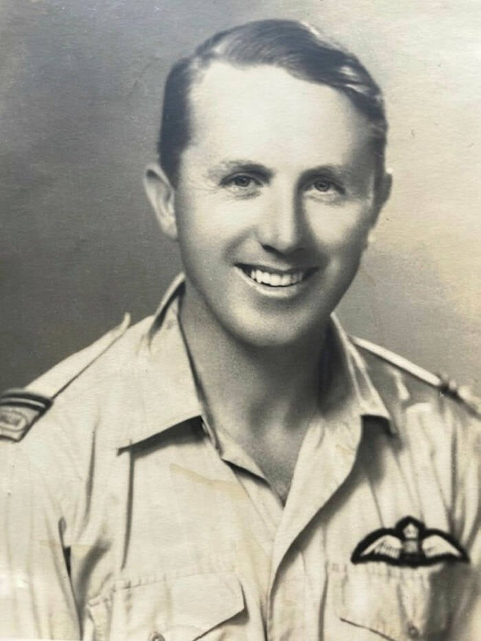 Tho lan phat hien xac may bay nem bom cua quan Dong minh-Hinh-4