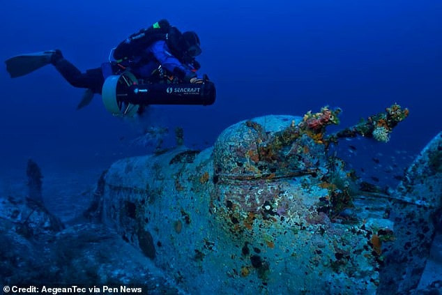 Tho lan phat hien xac may bay nem bom cua quan Dong minh-Hinh-7