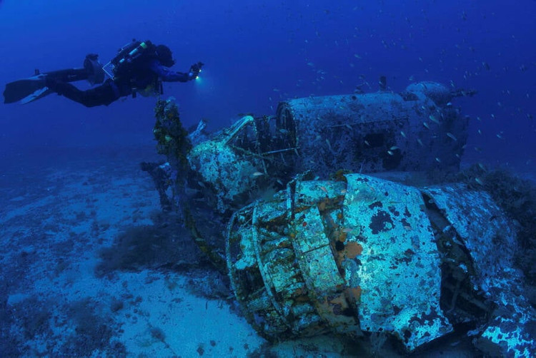 Tho lan phat hien xac may bay nem bom cua quan Dong minh-Hinh-2