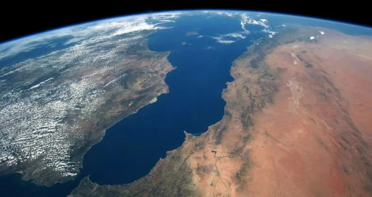 Tran dai hong thuy lap day bien Dia Trung Hai chi trong vai thang-Hinh-5