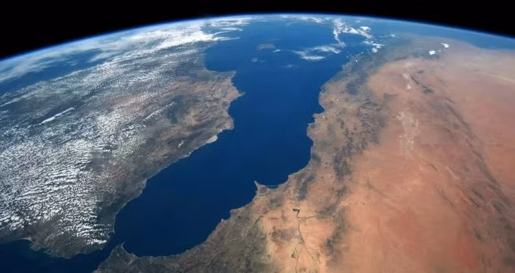 Tran dai hong thuy lap day bien Dia Trung Hai chi trong vai thang-Hinh-5