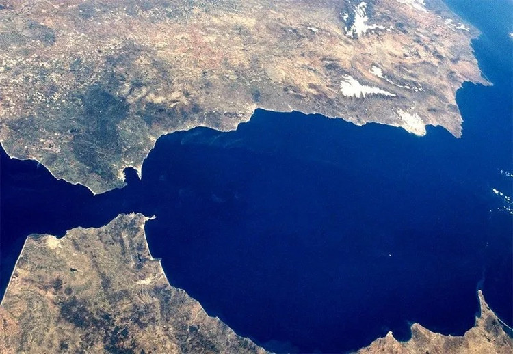 Tran dai hong thuy lap day bien Dia Trung Hai chi trong vai thang-Hinh-9