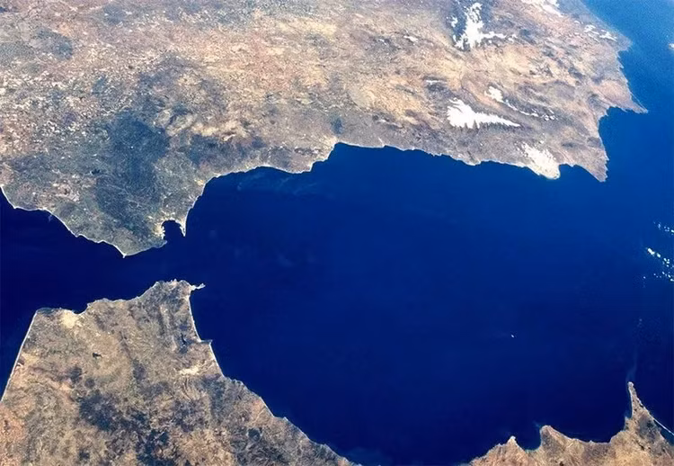 Tran dai hong thuy lap day bien Dia Trung Hai chi trong vai thang-Hinh-9