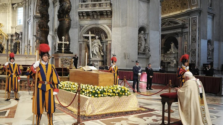 Vì sao thi hài Giáo hoàng được đặt trong 3 lớp quan tài? - Hình 2 Vi sao thi hai Giao hoang duoc dat trong 3 lop quan tai?-Hinh-2