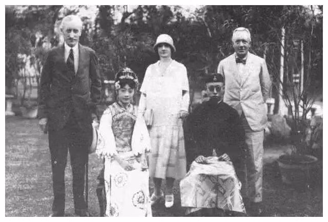 Anh hiem hoang de Pho Nghi bi duoi khoi Tu Cam Thanh-Hinh-10