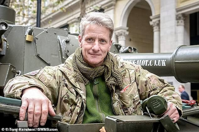 Mua xe tang tren eBay, soc nang thay 5 thoi vang ben trong