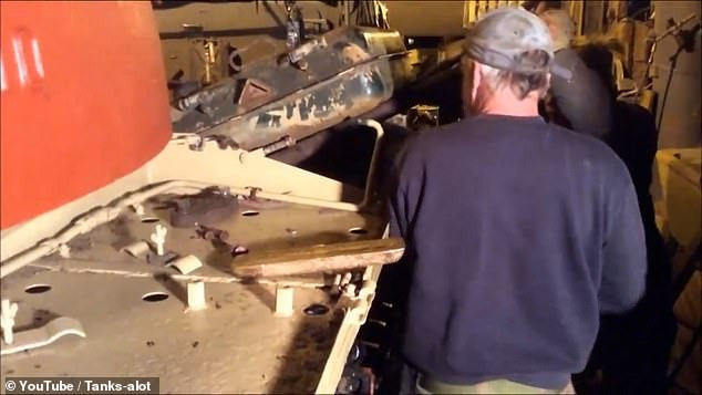 Mua xe tang tren eBay, soc nang thay 5 thoi vang ben trong-Hinh-7