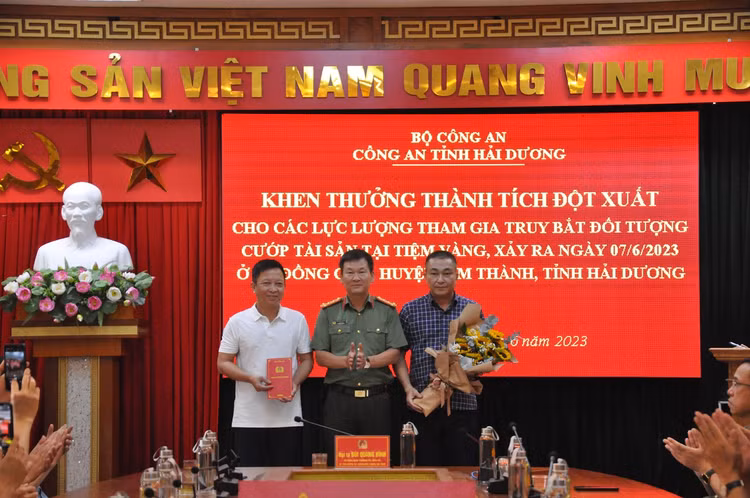 Vụ cướp tiệm vàng ở Hải Dương: Hai đối tượng lên kế hoạch kỹ lưỡng - Hình 7 Vu cuop tiem vang o Hai Duong: Hai doi tuong len ke hoach ky luong-Hinh-7