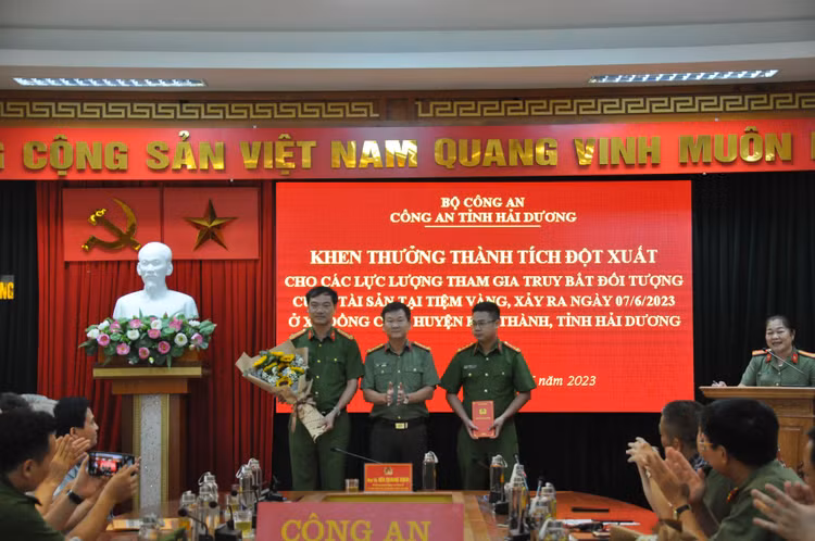 Vụ cướp tiệm vàng ở Hải Dương: Hai đối tượng lên kế hoạch kỹ lưỡng - Hình 9 Vu cuop tiem vang o Hai Duong: Hai doi tuong len ke hoach ky luong-Hinh-9