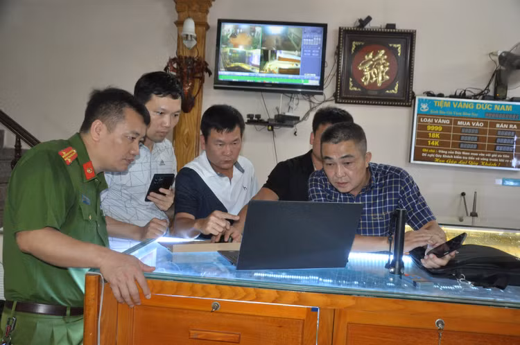 Vụ cướp tiệm vàng ở Hải Dương: Hai đối tượng lên kế hoạch kỹ lưỡng - Hình 3 Vu cuop tiem vang o Hai Duong: Hai doi tuong len ke hoach ky luong-Hinh-3