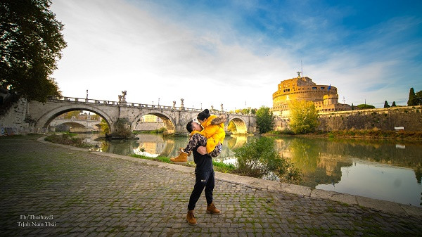 Cap doi chi 110 trieu vi vu Hy Lap, tham tu vien tren may-Hinh-2