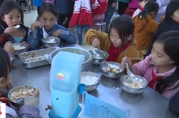 Vu 11 hoc sinh chia nhau 2 goi mi: Hieu truong tu chuc, co het trach nhiem?