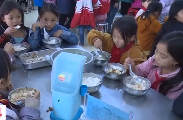 Vu 11 hoc sinh chia nhau 2 goi mi: Hieu truong tu chuc, co het trach nhiem?