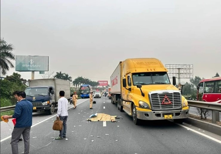 Hai Duong: Nam cong nhan tu vong khi va cham xe container tren QL5