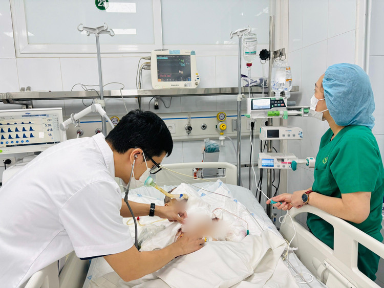 Laptop phat no khi sac, be trai o Hai Duong bi da chan thuong-Hinh-2