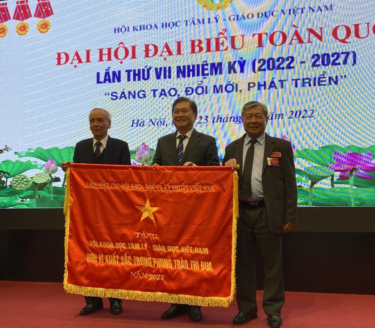 Chu tich VUSTA chuc mung Dai hoi lan thu VII Hoi KH Tam ly-Giao duc VN