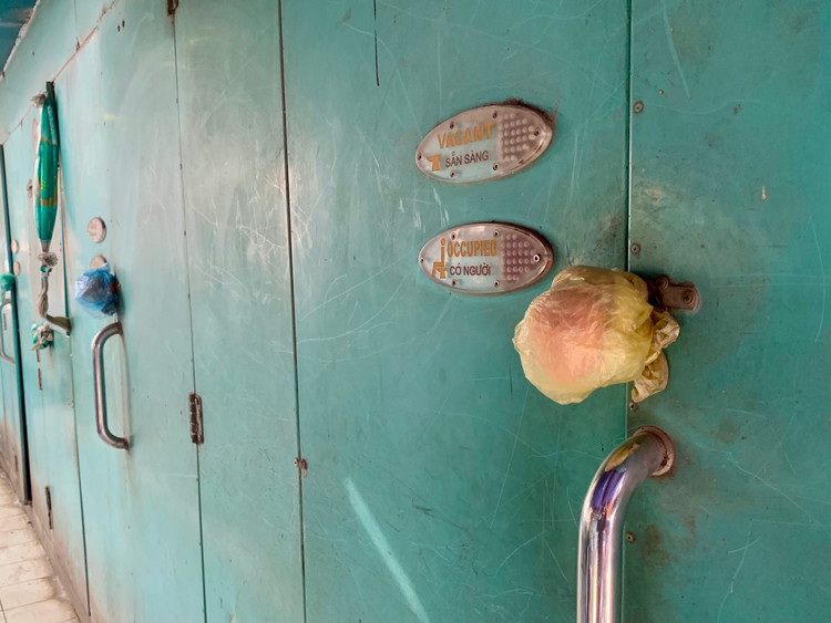 Can canh nha ve sinh cong cong bo hoang, o ue o Ha Noi-Hinh-2