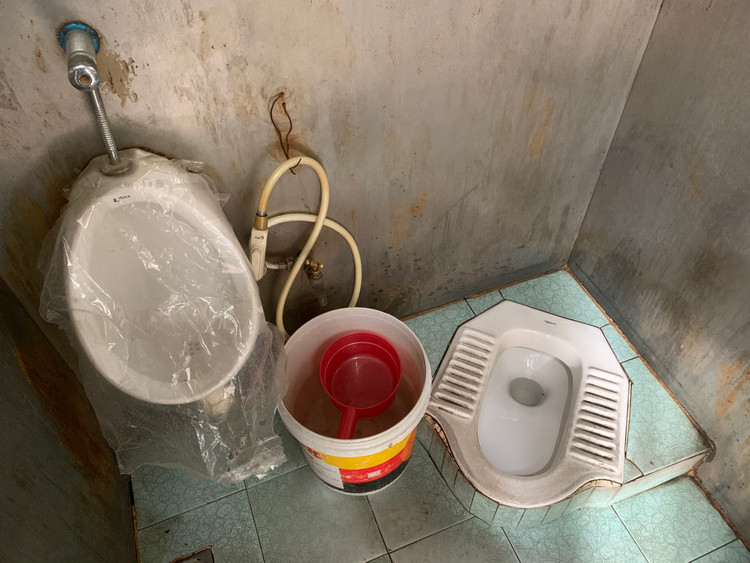 Can canh nha ve sinh cong cong bo hoang, o ue o Ha Noi-Hinh-6