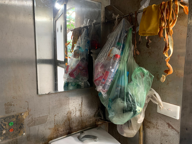 Can canh nha ve sinh cong cong bo hoang, o ue o Ha Noi-Hinh-8