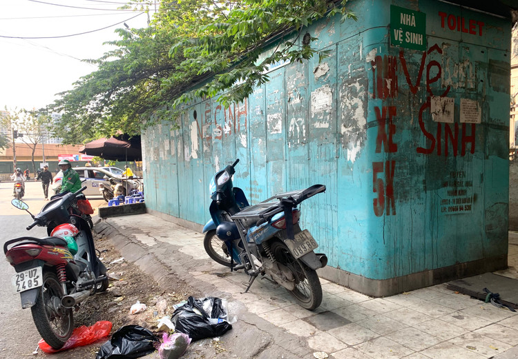 Can canh nha ve sinh cong cong bo hoang, o ue o Ha Noi