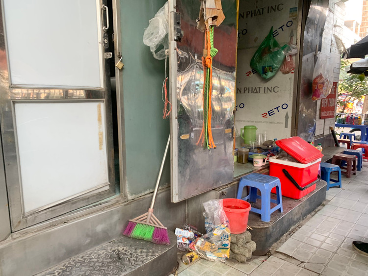 Can canh nha ve sinh cong cong bo hoang, o ue o Ha Noi-Hinh-4