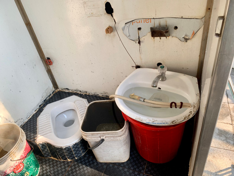 Can canh nha ve sinh cong cong bo hoang, o ue o Ha Noi-Hinh-13