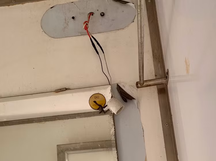 Can canh nha ve sinh cong cong bo hoang, o ue o Ha Noi-Hinh-14