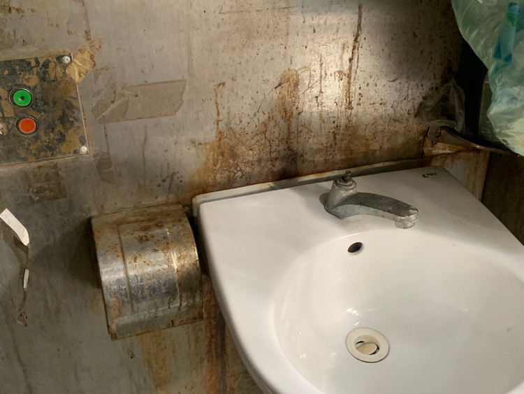 Can canh nha ve sinh cong cong bo hoang, o ue o Ha Noi-Hinh-7