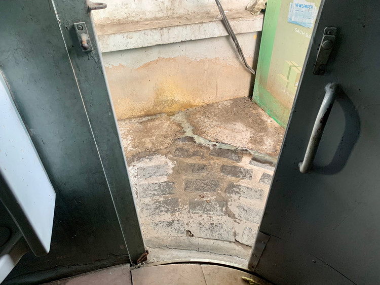 Can canh nha ve sinh cong cong bo hoang, o ue o Ha Noi-Hinh-17