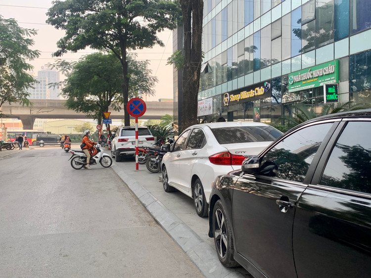 Ha Noi: Co lenh cam, via he lat da...van 