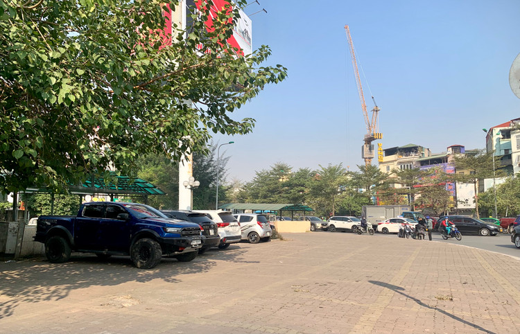 Ha Noi: Co lenh cam, via he lat da...van 