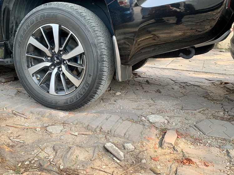 Ha Noi: Co lenh cam, via he lat da...van 