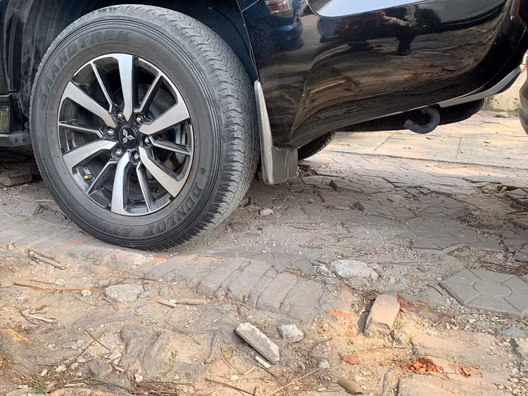 Ha Noi: Co lenh cam, via he lat da...van 