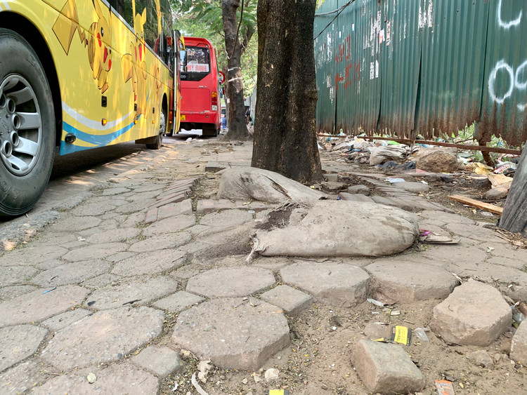 Ha Noi: Co lenh cam, via he lat da...van 