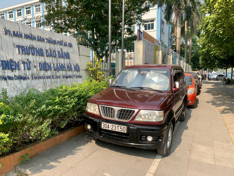 Ha Noi: Co lenh cam, via he lat da...van 