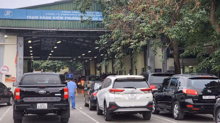 Xe xep hang dai cho dang kiem o Ha Noi