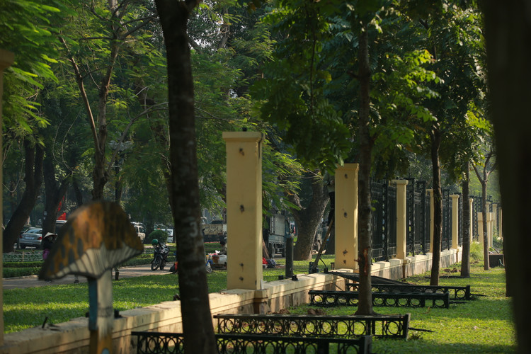 Ha Noi: Can canh viec thao do hang rao cong vien Thong Nhat-Hinh-7