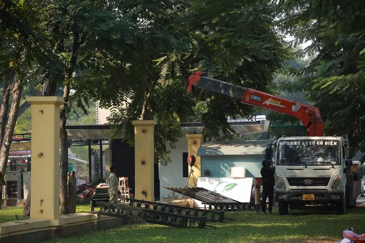 Ha Noi: Can canh viec thao do hang rao cong vien Thong Nhat-Hinh-11