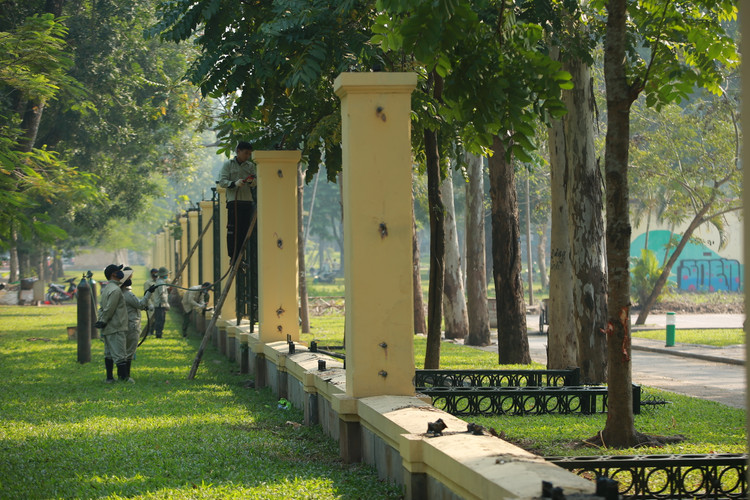 Ha Noi: Can canh viec thao do hang rao cong vien Thong Nhat-Hinh-9