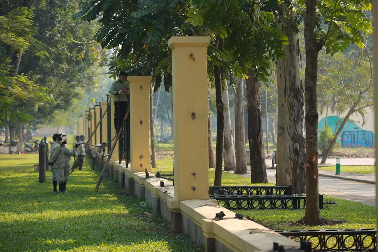 Ha Noi: Can canh viec thao do hang rao cong vien Thong Nhat-Hinh-9